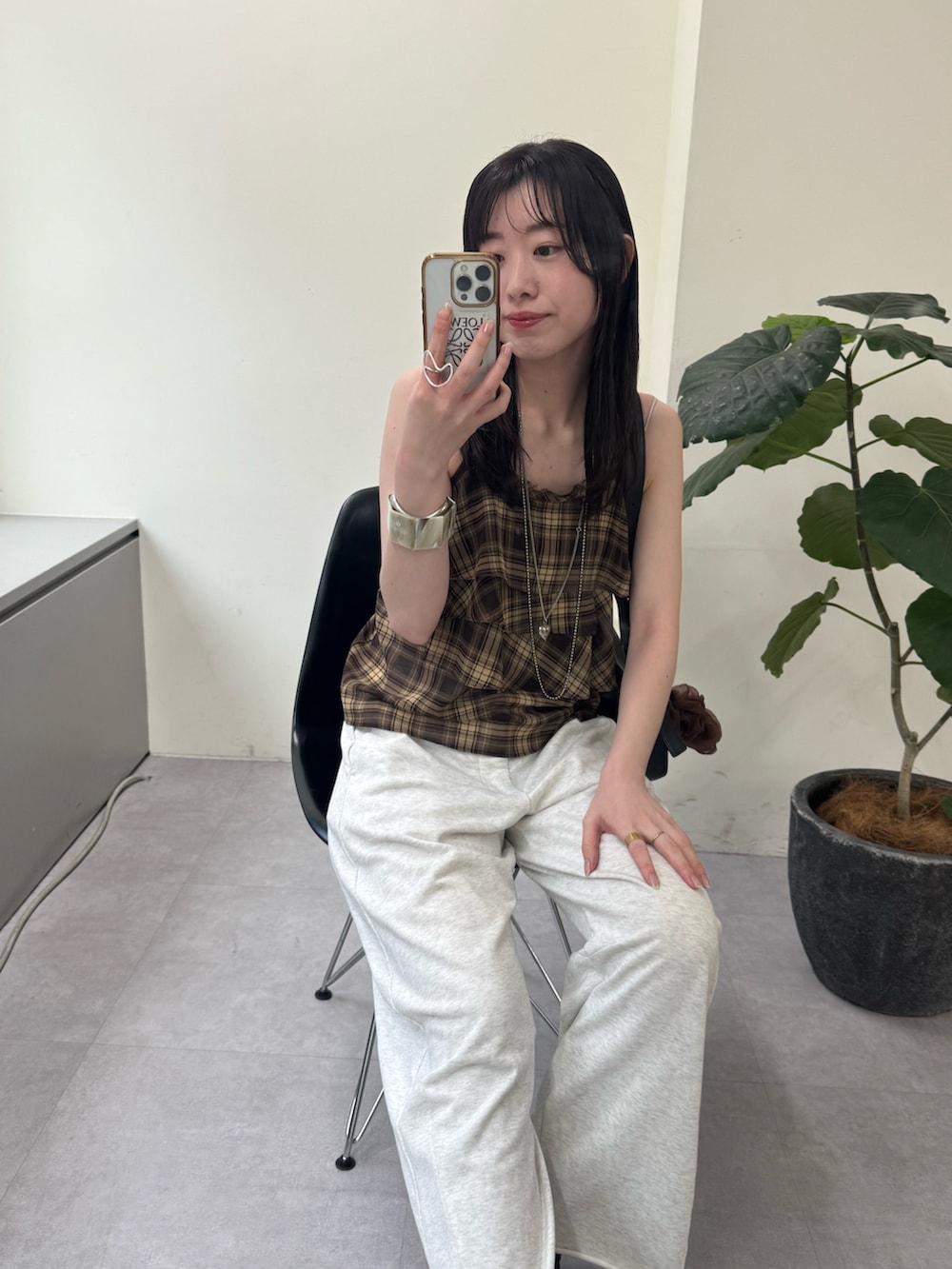 グレー系のスウェットパンツ、ブラウン系のキャミソールを着用したレディースの夏コーディネートの5枚目の写真