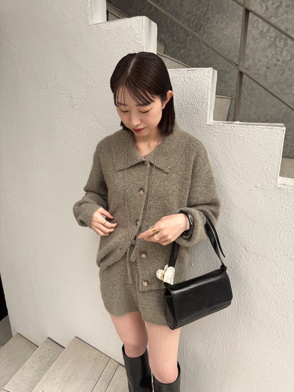 ベージュ系のその他パンツ、ベージュ系のカーディガン/ボレロを着用したレディースの秋コーディネートの4枚目の写真