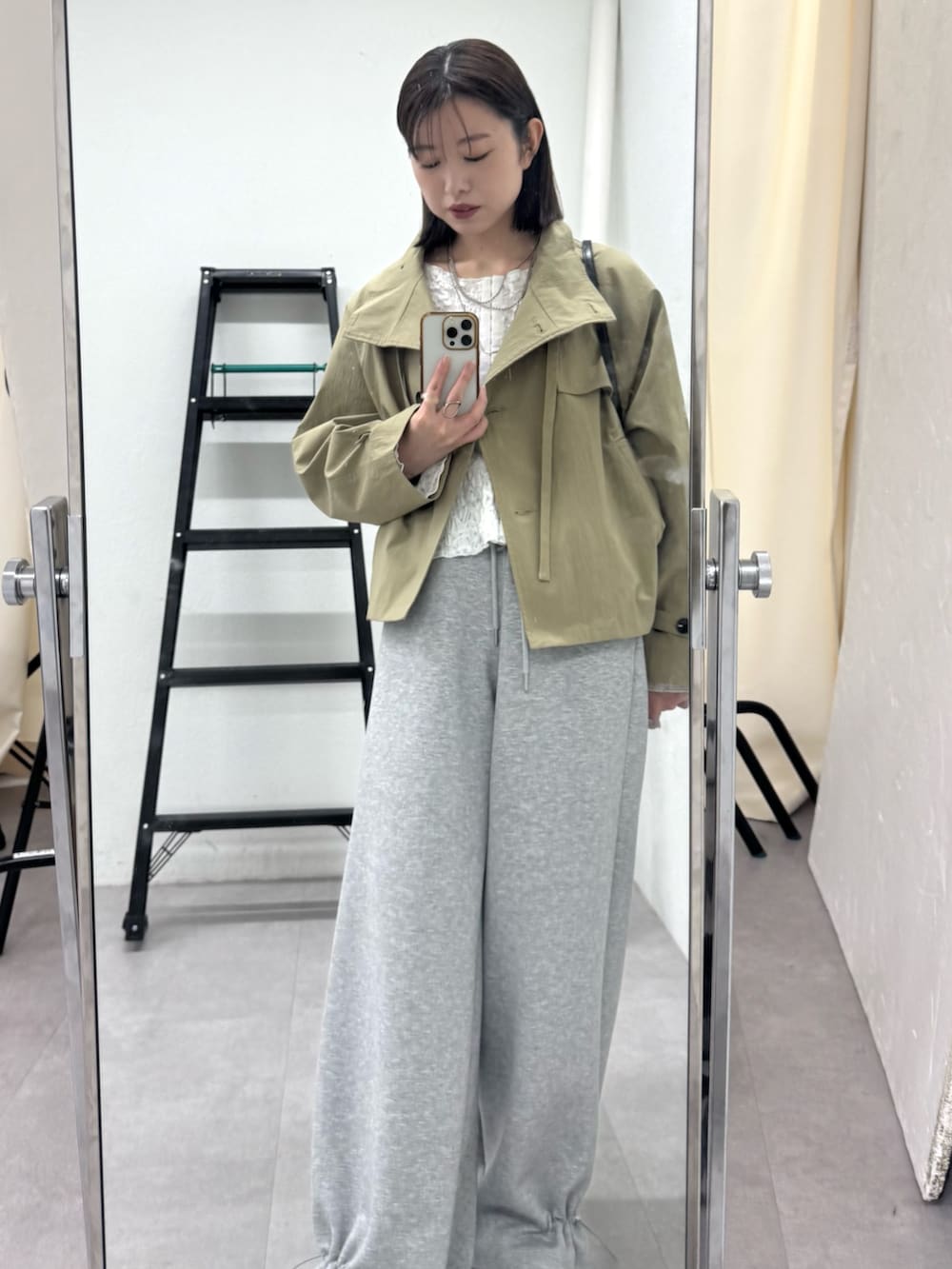 ホワイト系のトレンチコート、ホワイト系のシャツ/ブラウス、グレー系のスウェットパンツを着用したレディースの冬コーディネートの7枚目の写真