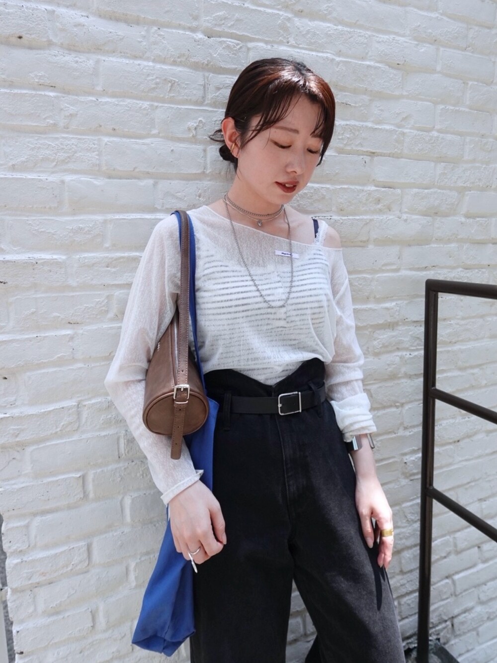 ホワイト系のTシャツ/カットソー、ブラック系のデニムパンツ、ホワイト系のキャミソールを着用したレディースの夏コーディネートの2枚目の写真