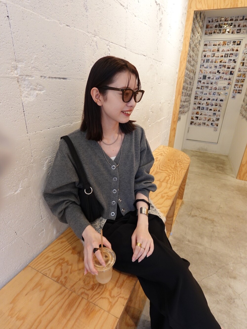 グレー系のカーディガン/ボレロ、ホワイト系のタンクトップ、ブラック系のその他パンツを着用したレディースの夏コーディネートの4枚目の写真