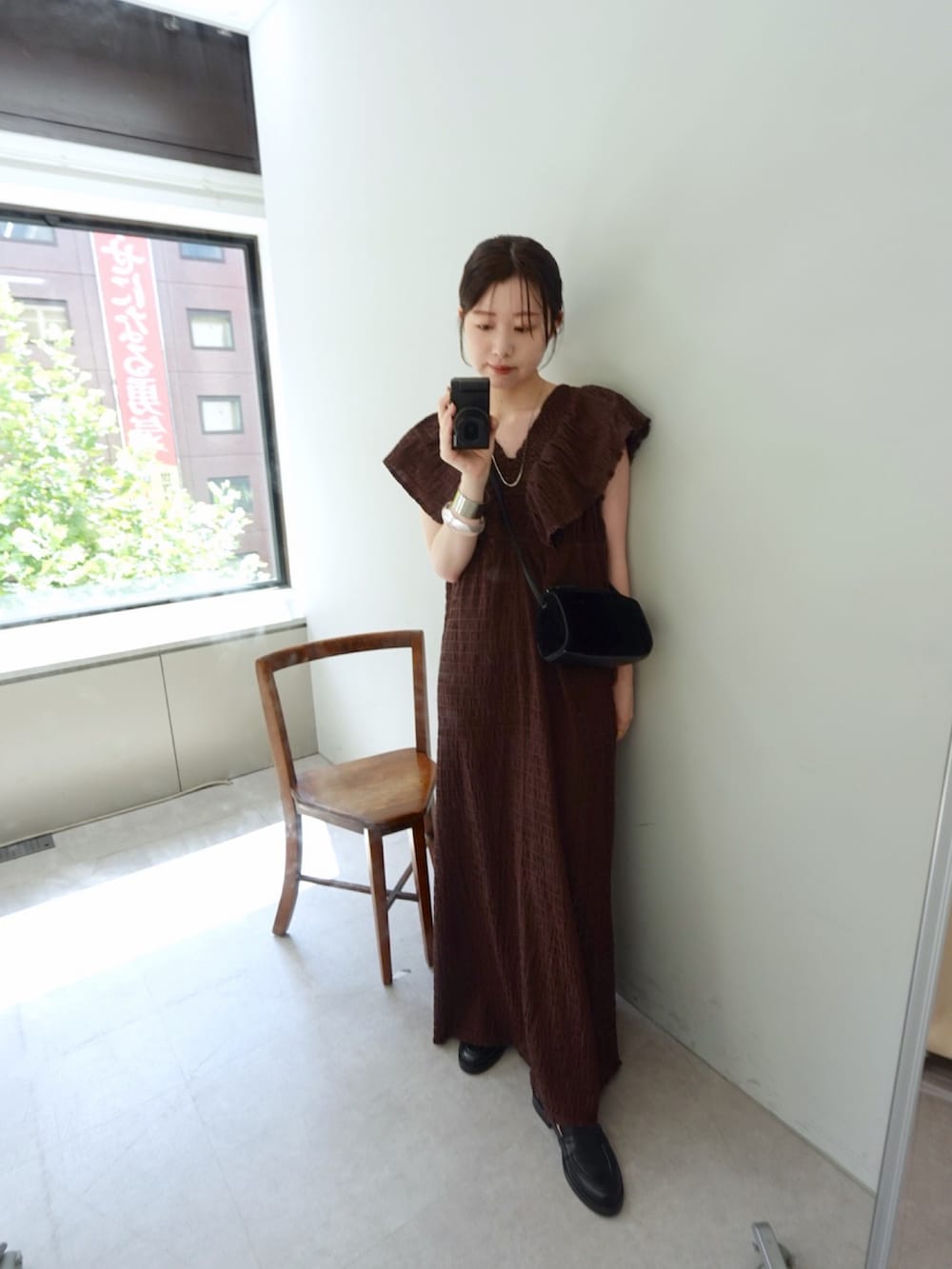 「ワンピース、ワンピーススタイル、ワンピースコーデ、ワンピ」｜「mysticのシャーリングスクエアワンピース（ワンピース、ブラウン系）」を使った、やっすーさん（骨格ウェーブ・レディース・158cm）の夏コーディネートの3枚目の写真