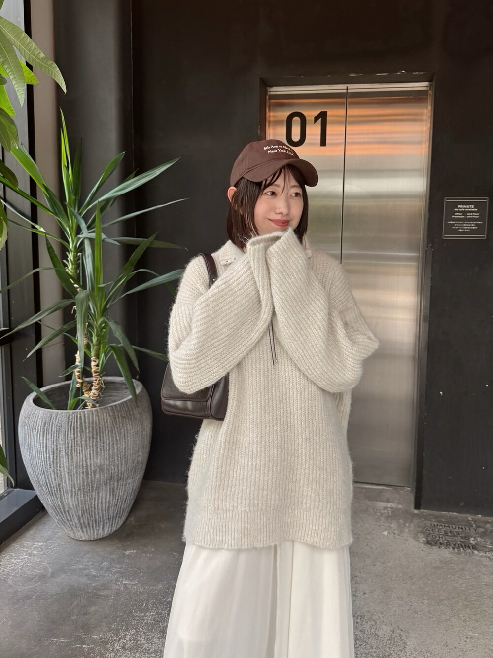 ホワイト系のワンピースを着用したレディースの秋コーディネートの4枚目の写真