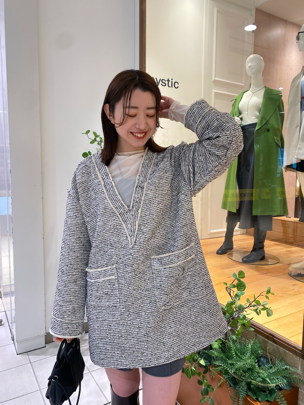 ベージュ系のその他トップスを着用したレディースの冬コーディネートの3枚目の写真