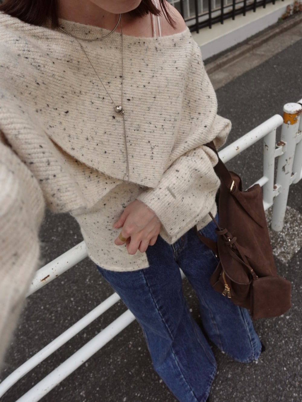 ホワイト系のニット/セーター、ブルー系のデニムパンツ、ブラウン系のトートバッグを着用したレディースの秋コーディネートの6枚目の写真