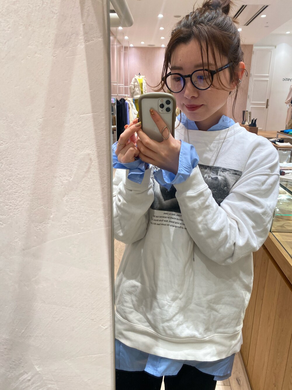 ブラウン系のブーツ、ブルー系のシャツ/ブラウスを着用したレディースの冬コーディネートの2枚目の写真