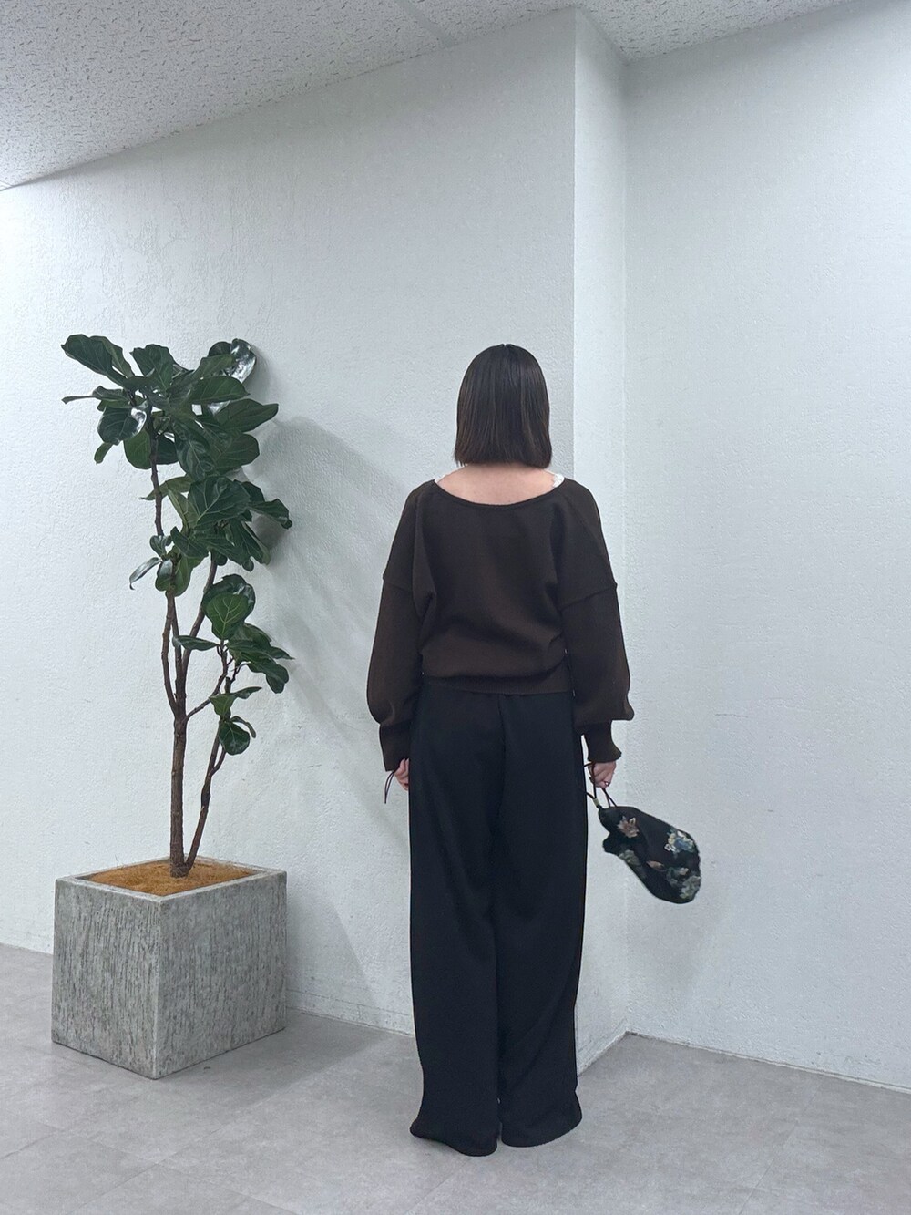 ブラウン系のニット/セーターを着用したレディースの秋コーディネートの3枚目の写真