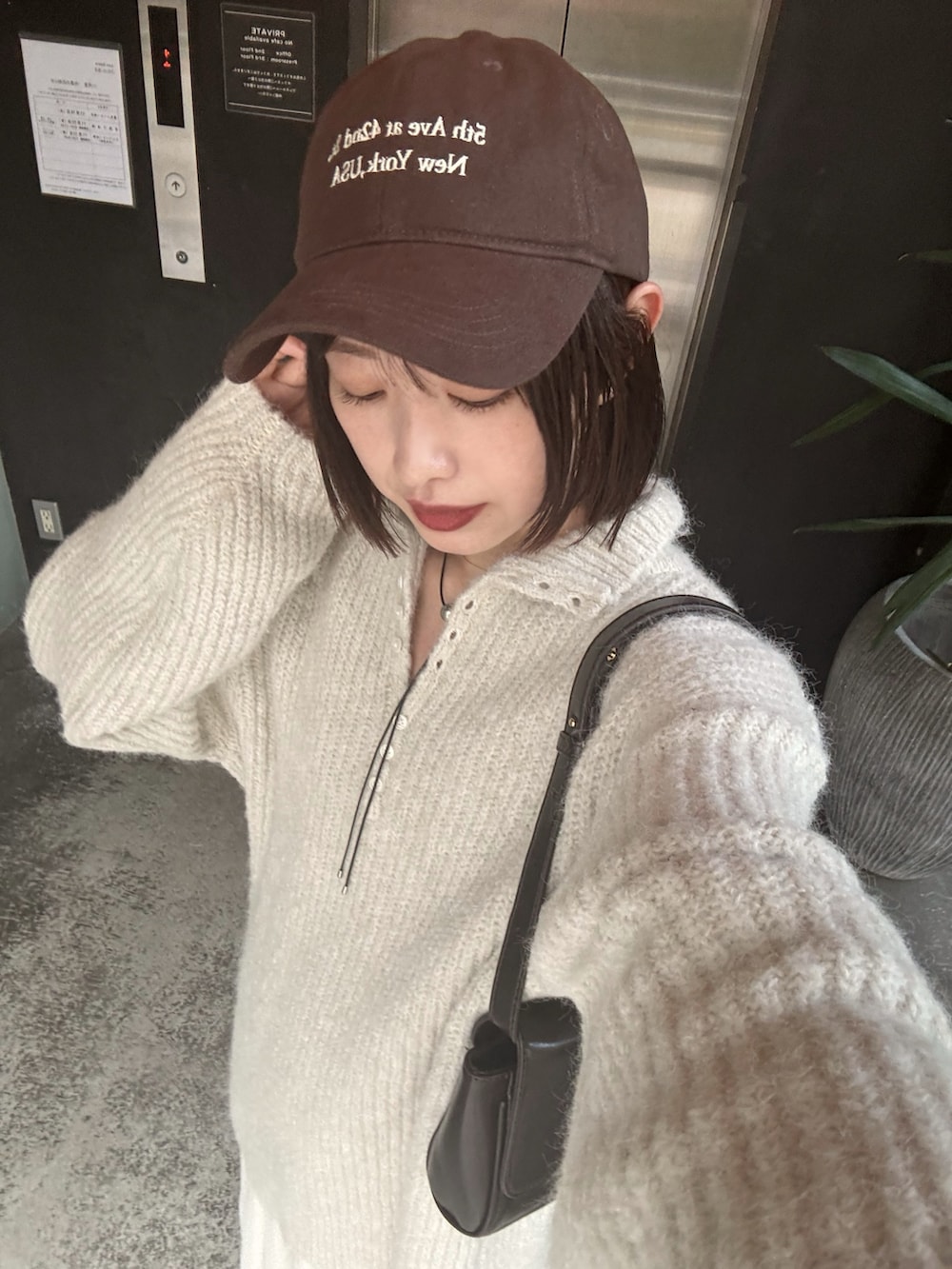 ホワイト系のワンピースを着用したレディースの秋コーディネートの3枚目の写真