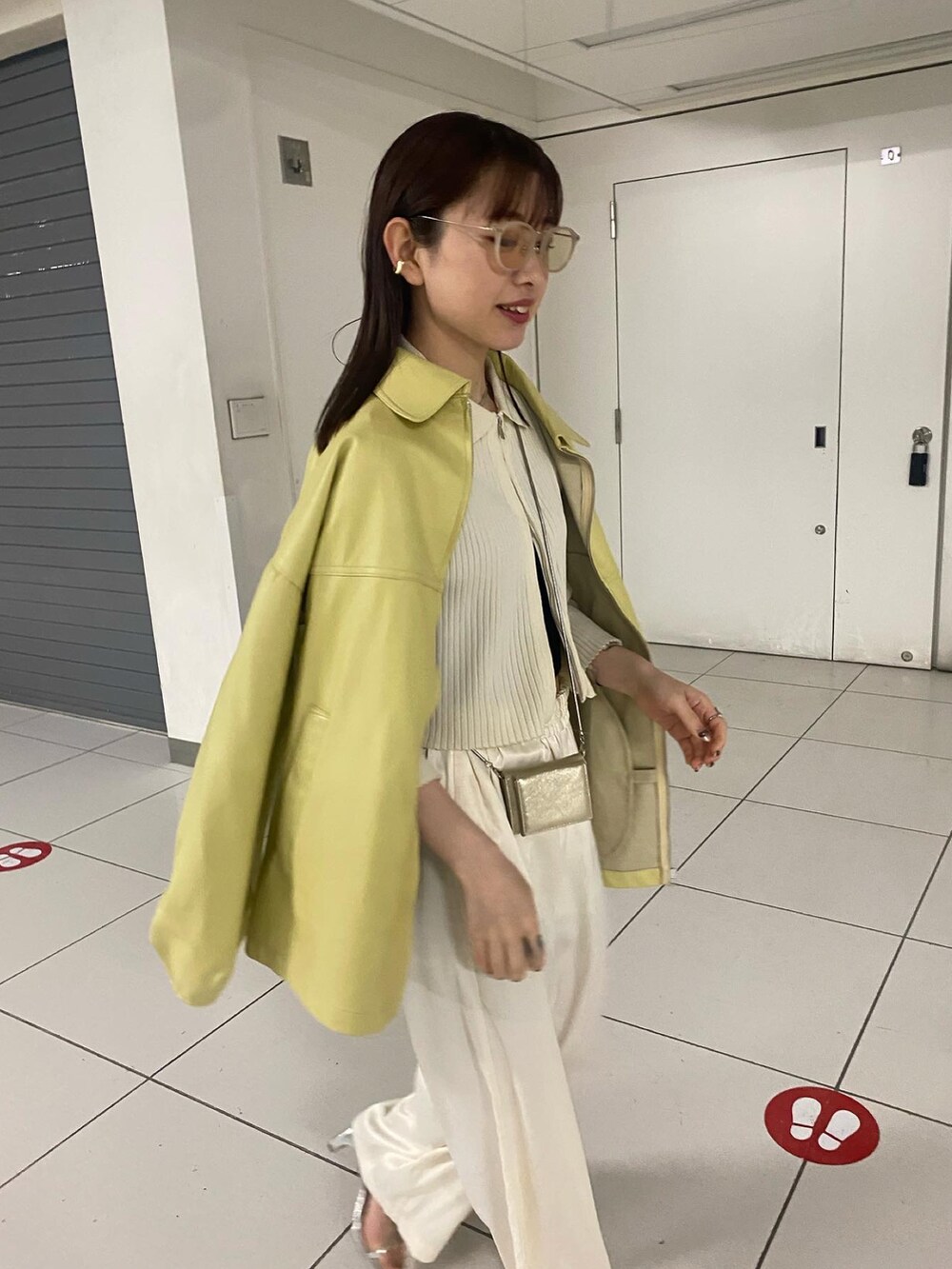 グリーン系のその他アウター、ホワイト系のニット/セーターを着用したレディースの春コーディネートの2枚目の写真