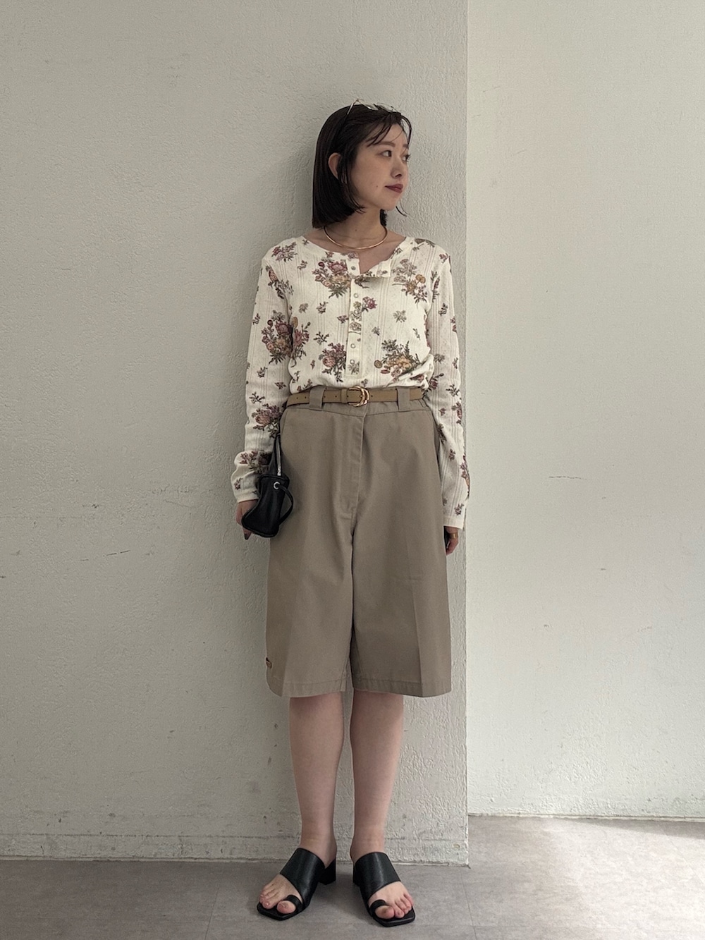 ベージュ系のその他パンツ、ホワイト系のTシャツ/カットソーを着用したレディースの夏コーディネートの2枚目の写真