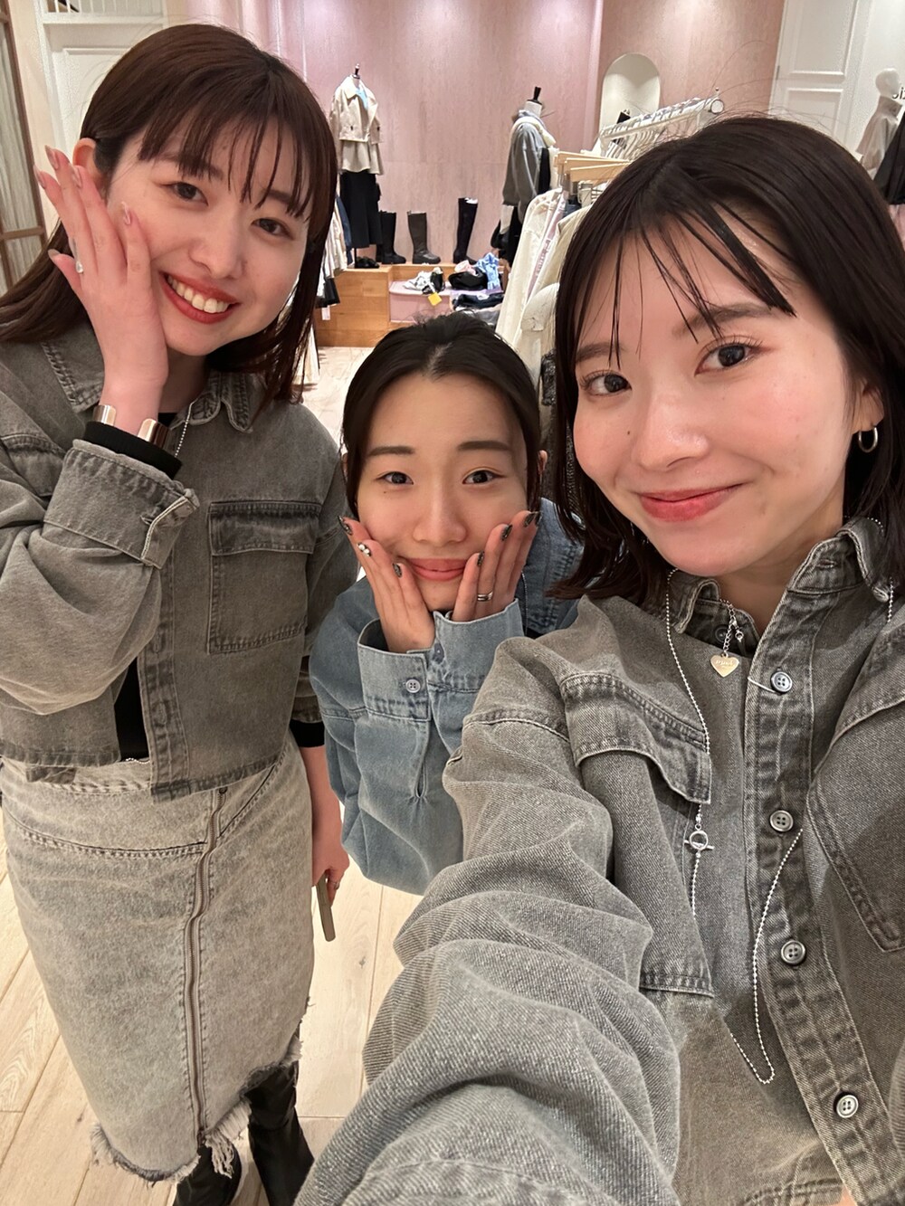 グレー系のシャツ/ブラウスを着用したレディースの冬コーディネートの4枚目の写真