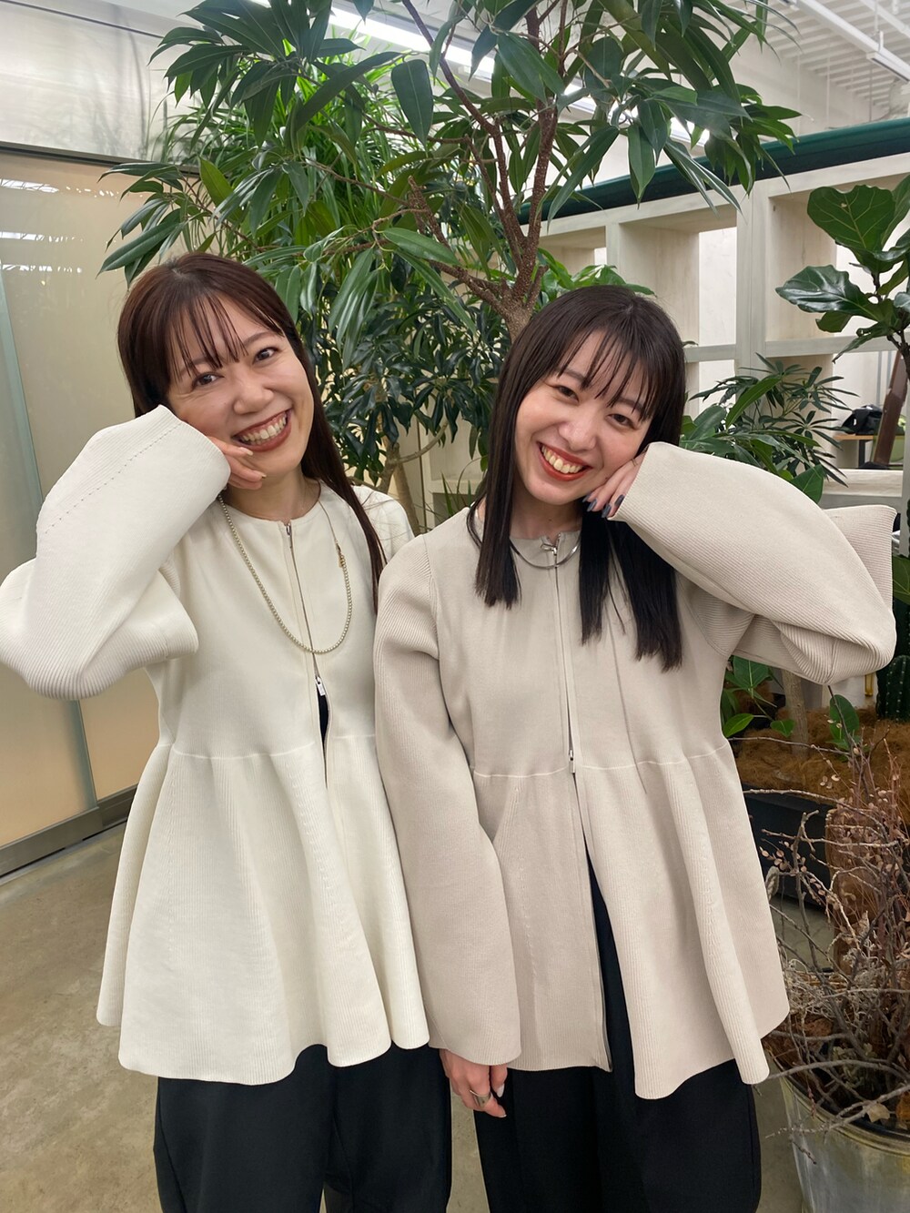 グレー系のスラックス、グレー系のスラックスを着用したレディースの秋コーディネートの2枚目の写真