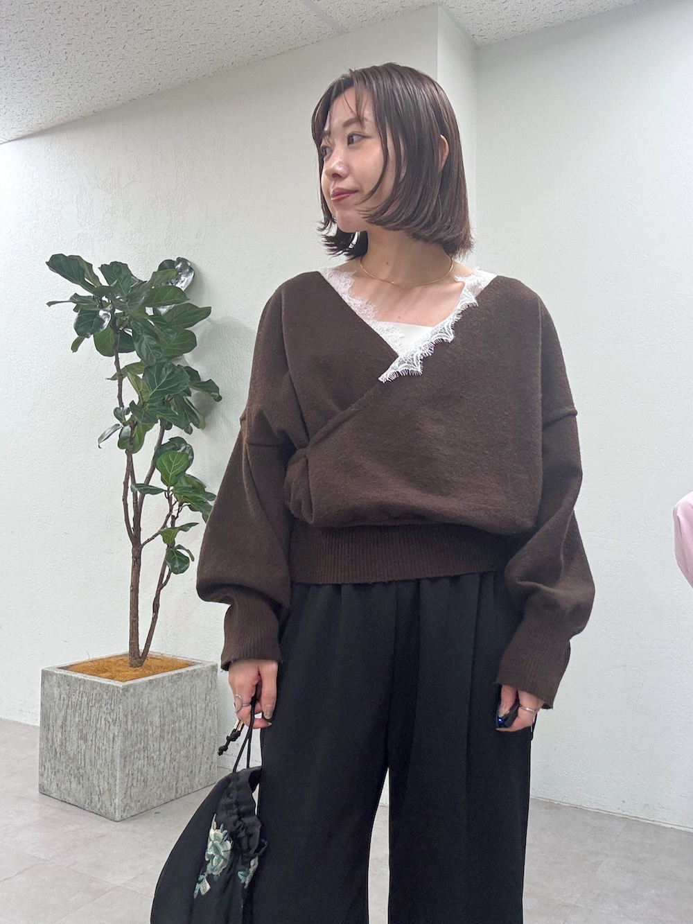 ブラウン系のニット/セーターを着用したレディースの秋コーディネートの4枚目の写真