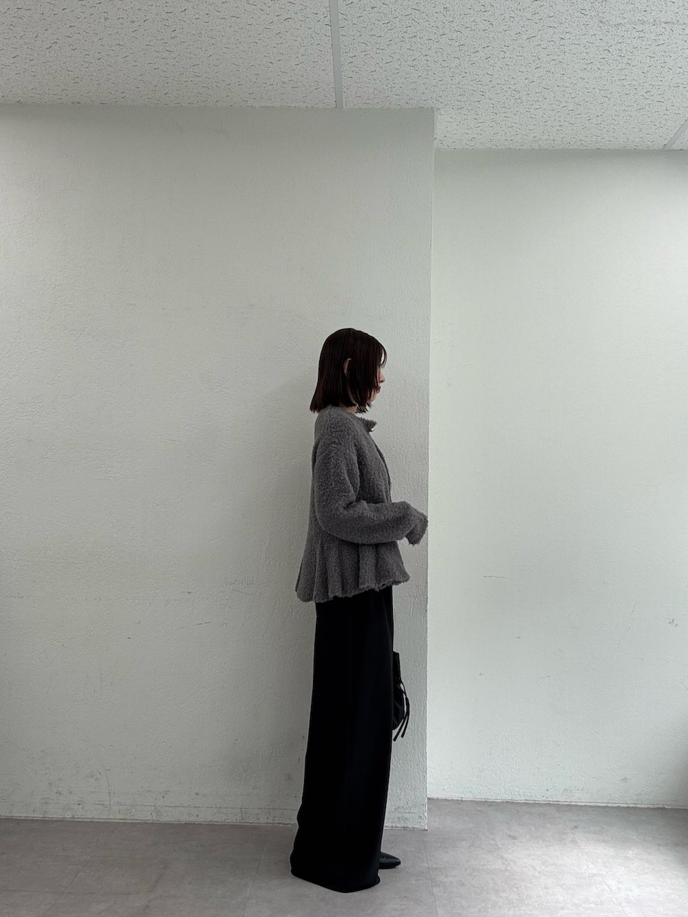 グレー系のカーディガン/ボレロ、ブラック系のスラックス、ブラック系のショルダーバッグを着用したレディースの夏コーディネートの2枚目の写真