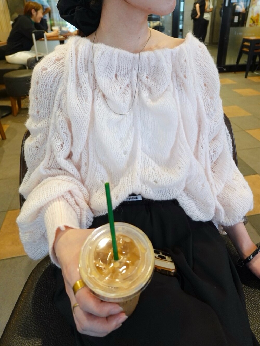 ピンク系のニット/セーター、ブラック系のその他パンツを着用したレディースの秋コーディネートの4枚目の写真