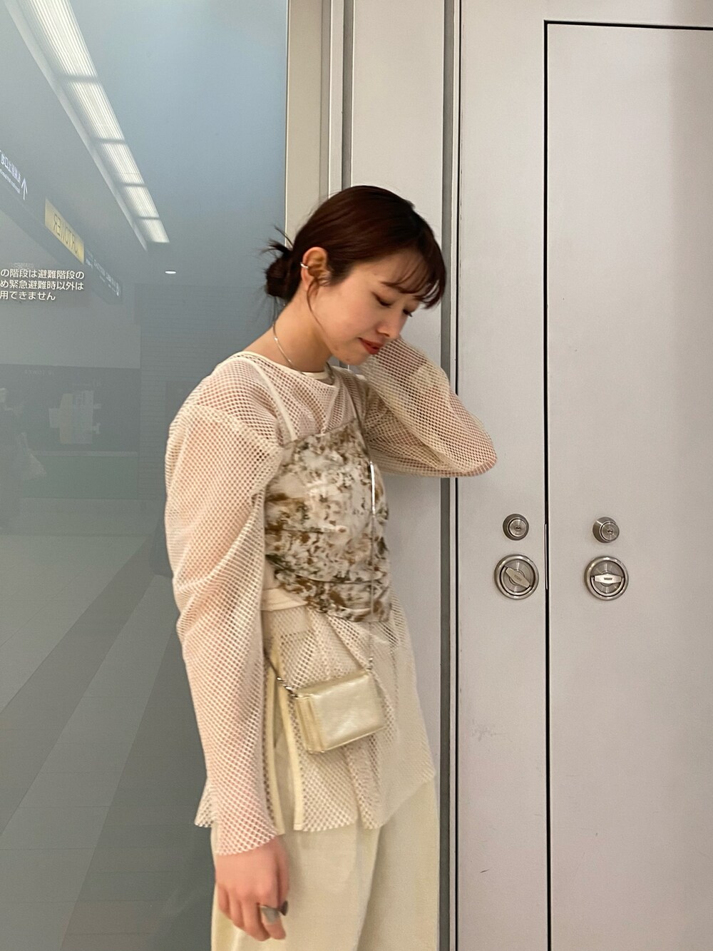 ホワイト系のTシャツ/カットソー、グリーン系のキャミソールを着用したレディースの春コーディネートの2枚目の写真