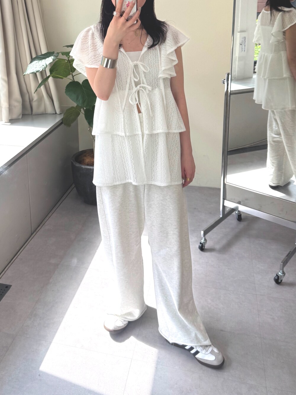 ホワイト系のチュニック、ホワイト系のスウェットパンツを着用したレディースの春コーディネートの2枚目の写真