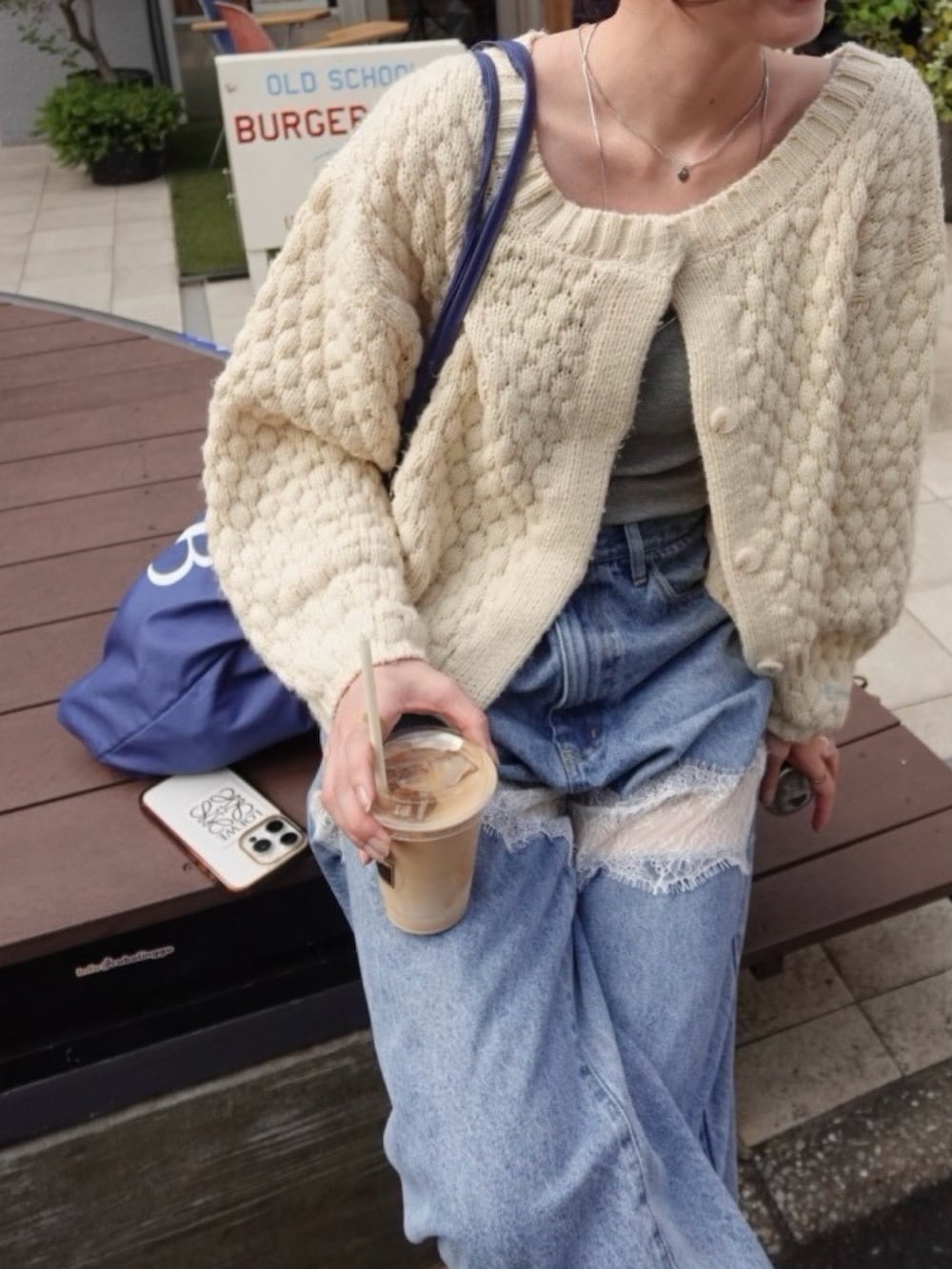 ホワイト系のカーディガン/ボレロ、ブルー系のデニムパンツ、イエロー系のパンプスを着用したレディースの秋コーディネートの2枚目の写真