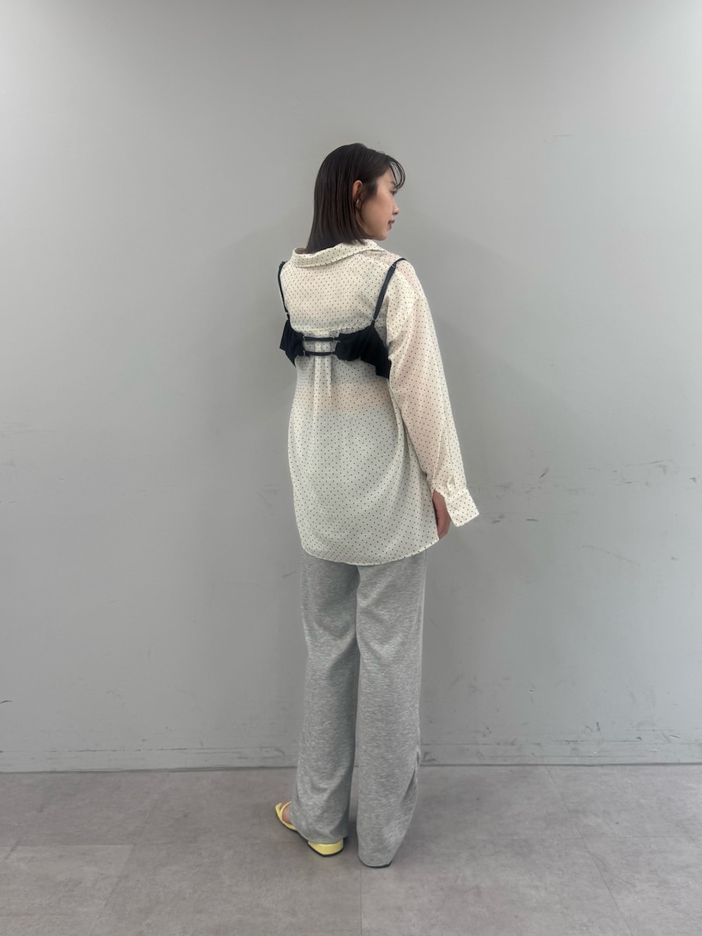 ホワイト系のシャツ/ブラウス、グレー系のその他パンツ、イエロー系のサンダルを着用したレディースの春コーディネートの3枚目の写真