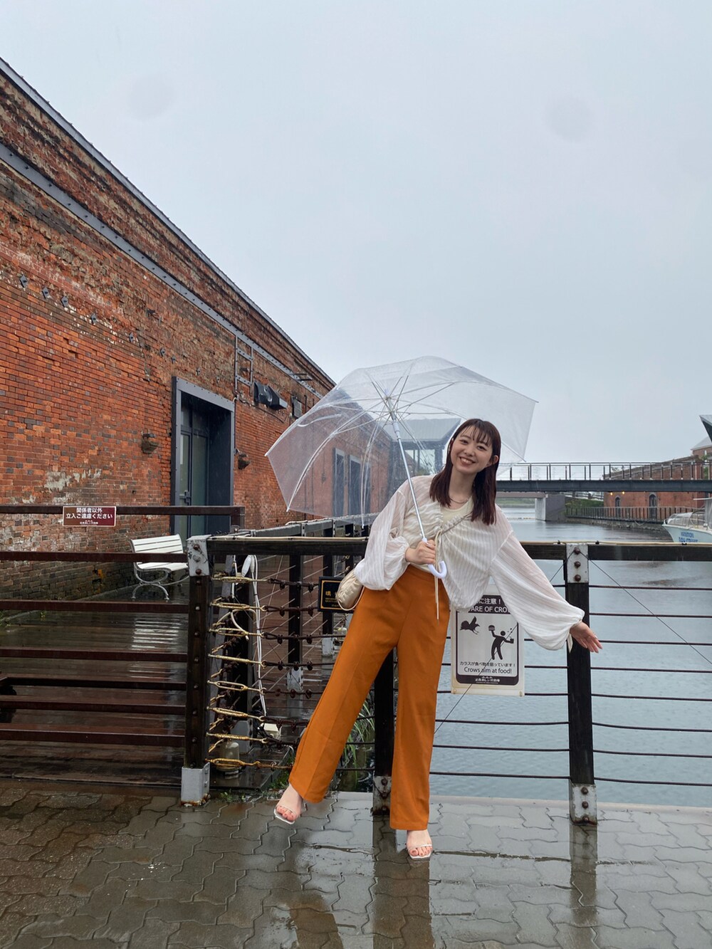 ホワイト系のシャツ/ブラウス、ゴールド系のショルダーバッグを着用したレディースの夏コーディネートの2枚目の写真