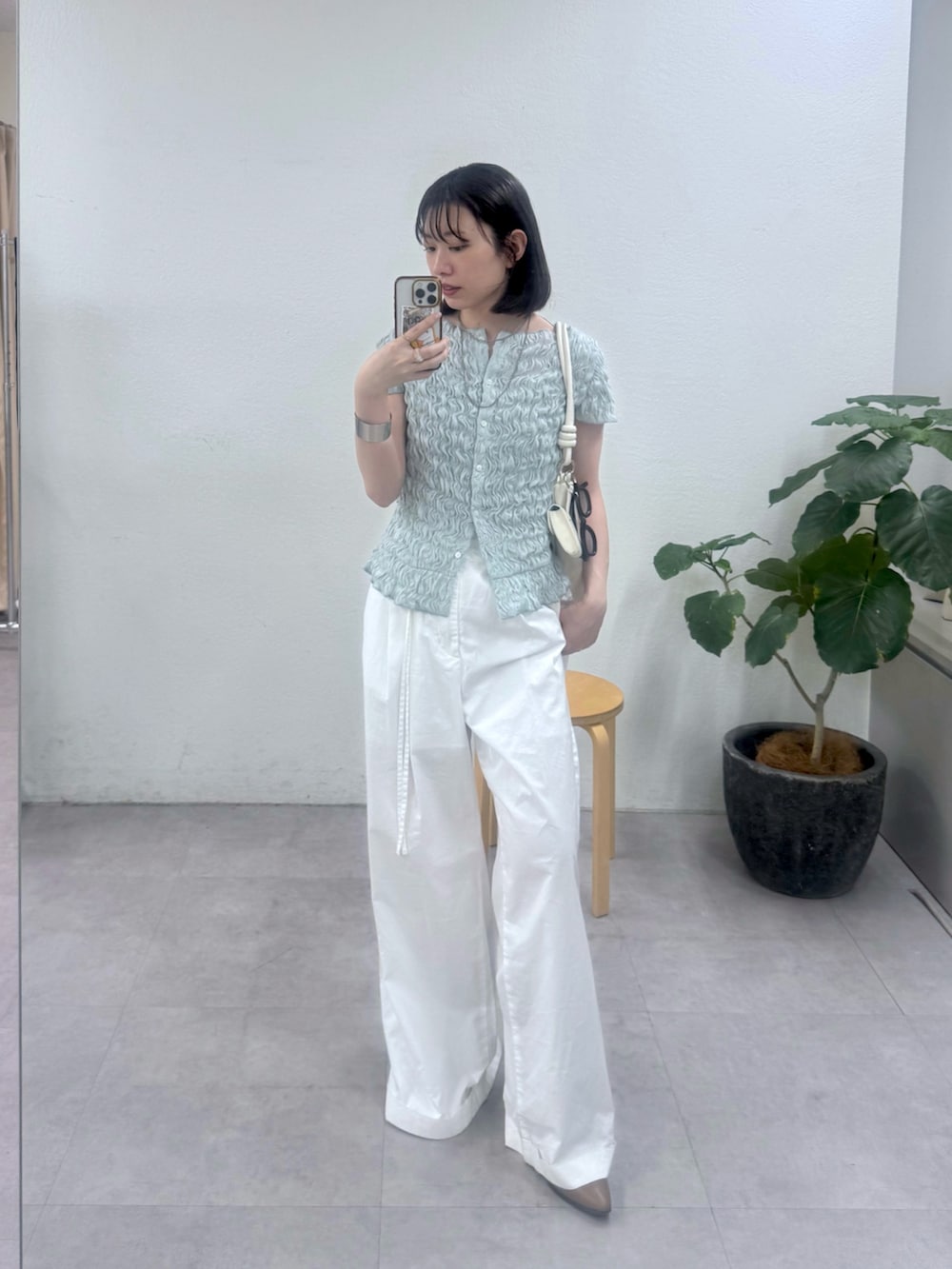 ブルー系のシャツ/ブラウス、ホワイト系のその他パンツを着用したレディースの春コーディネートの3枚目の写真