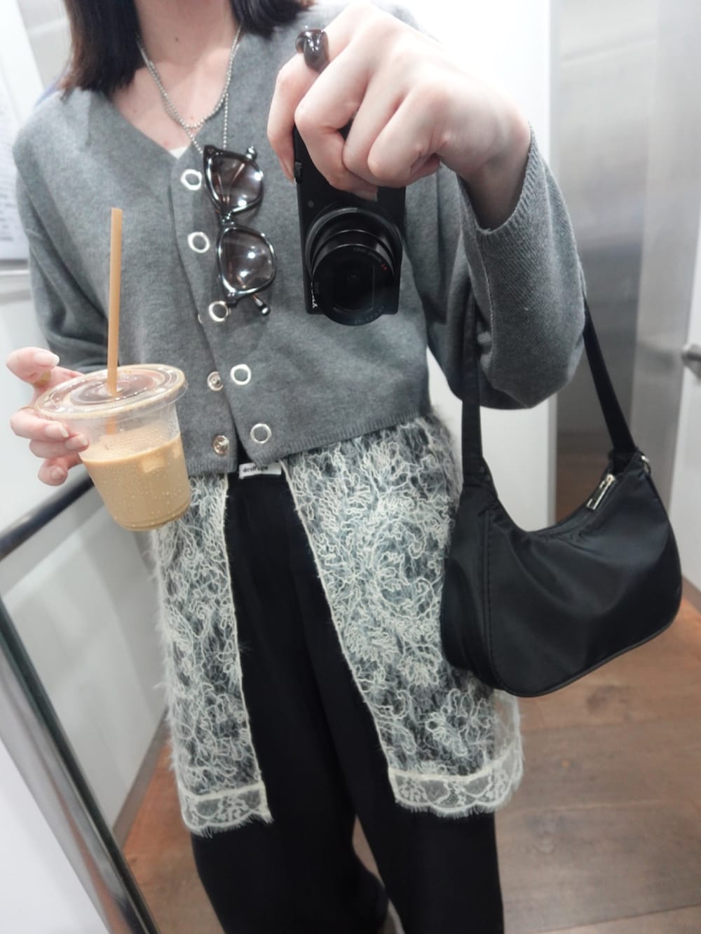 グレー系のカーディガン/ボレロ、ホワイト系のタンクトップ、ブラック系のその他パンツを着用したレディースの夏コーディネートの5枚目の写真