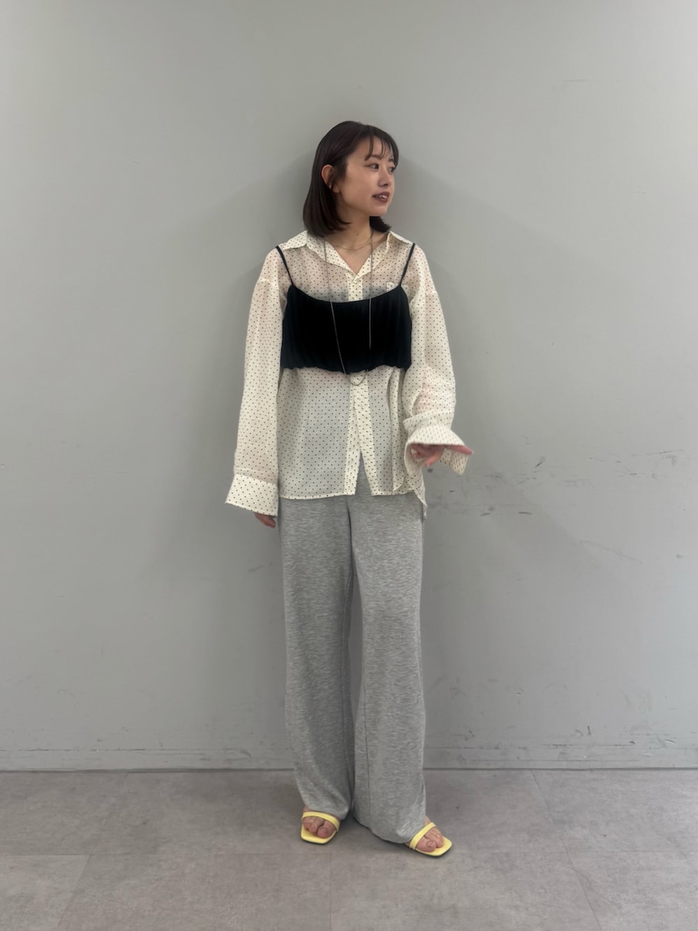 ホワイト系のシャツ/ブラウス、グレー系のその他パンツ、イエロー系のサンダルを着用したレディースの春コーディネートの2枚目の写真