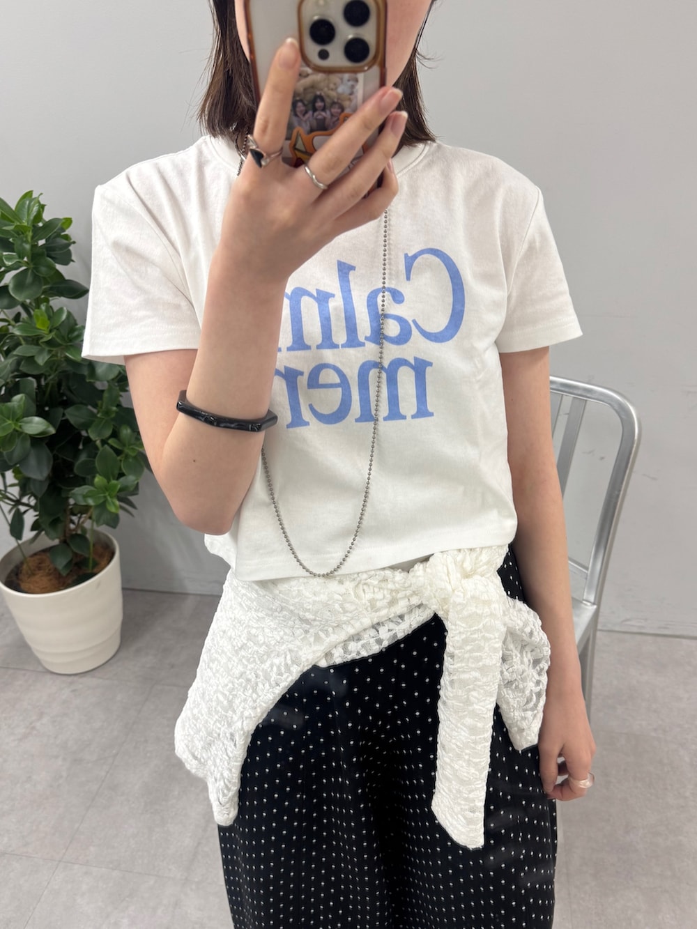 ホワイト系のパーカー、ブラック系のその他パンツ、ホワイト系のTシャツ/カットソーを着用したレディースの春コーディネートの4枚目の写真