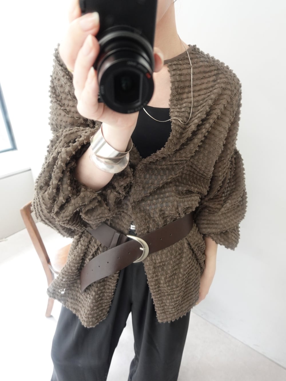 グリーン系のチュニック、ブラック系のその他パンツを着用したレディースの夏コーディネートの4枚目の写真