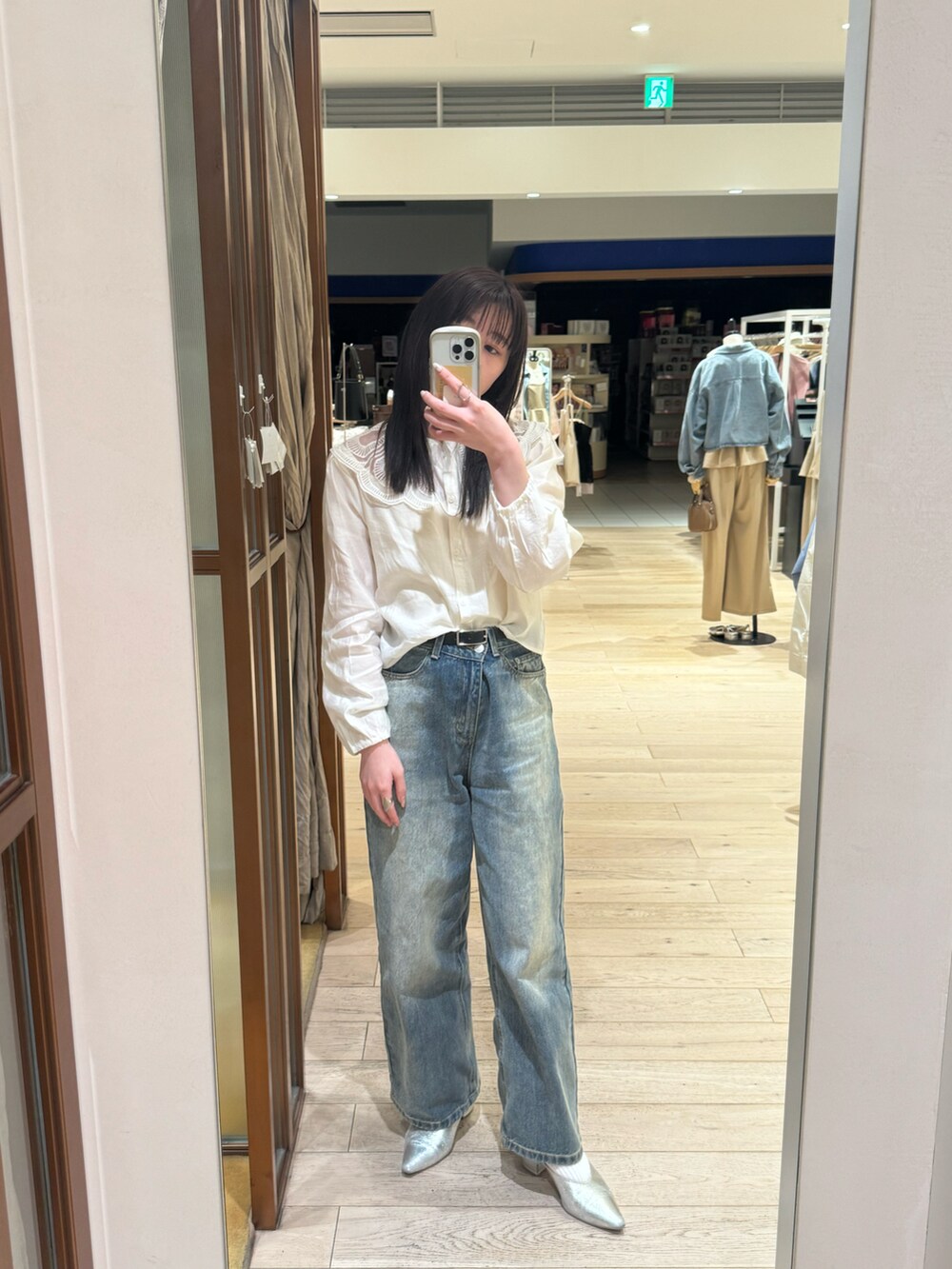 ブルー系のデニムパンツ、ホワイト系のシャツ/ブラウスを着用したレディースの春コーディネートの3枚目の写真