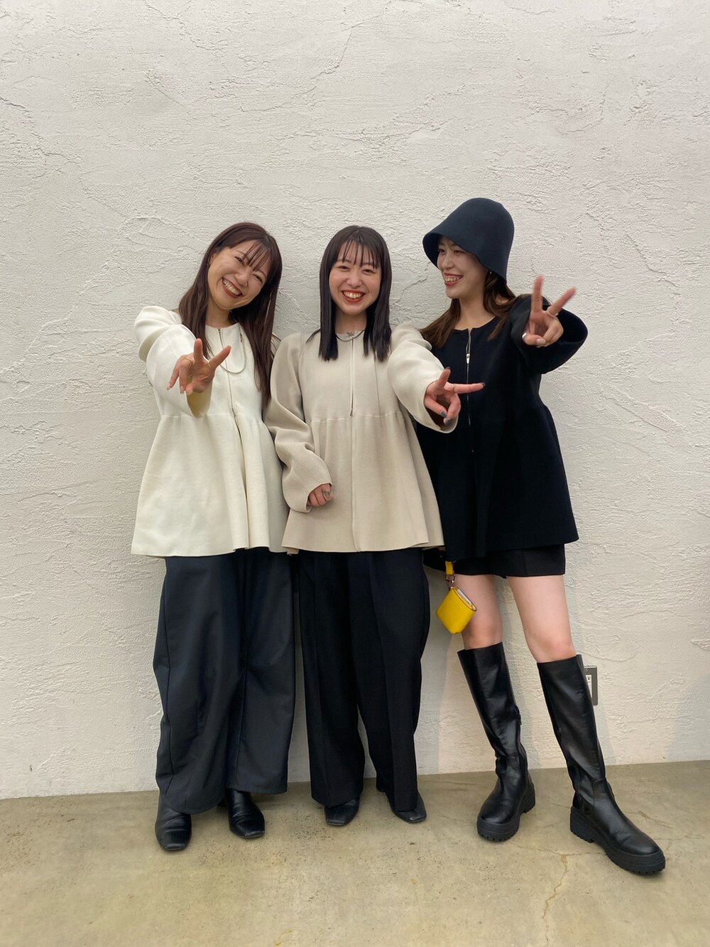 グレー系のスラックス、グレー系のスラックスを着用したレディースの秋コーディネートの3枚目の写真