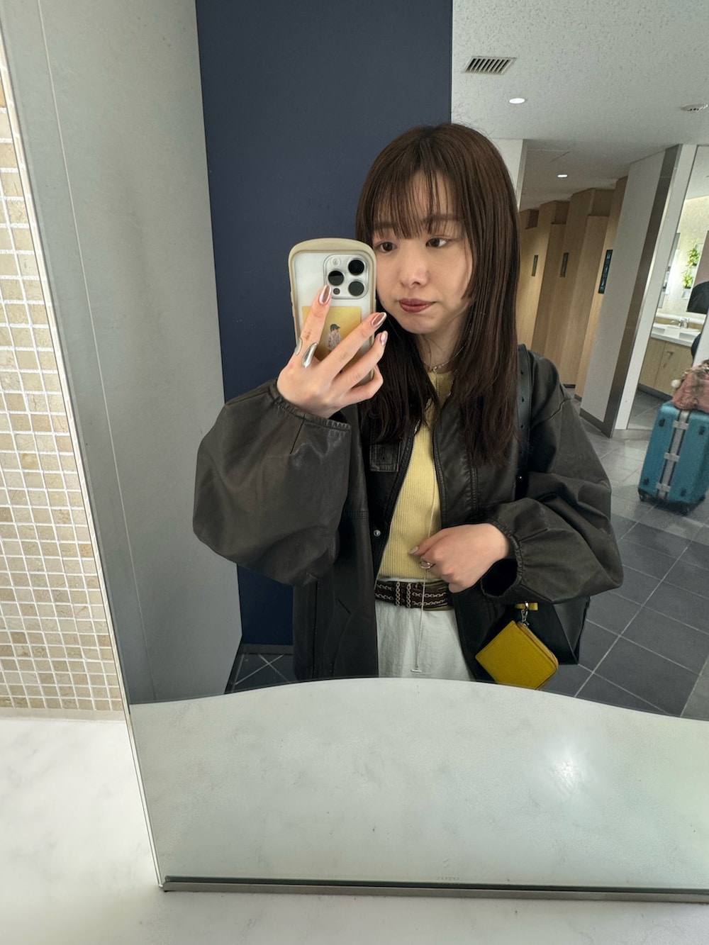 ブラウン系のその他アウターを着用したレディースの冬コーディネートの2枚目の写真