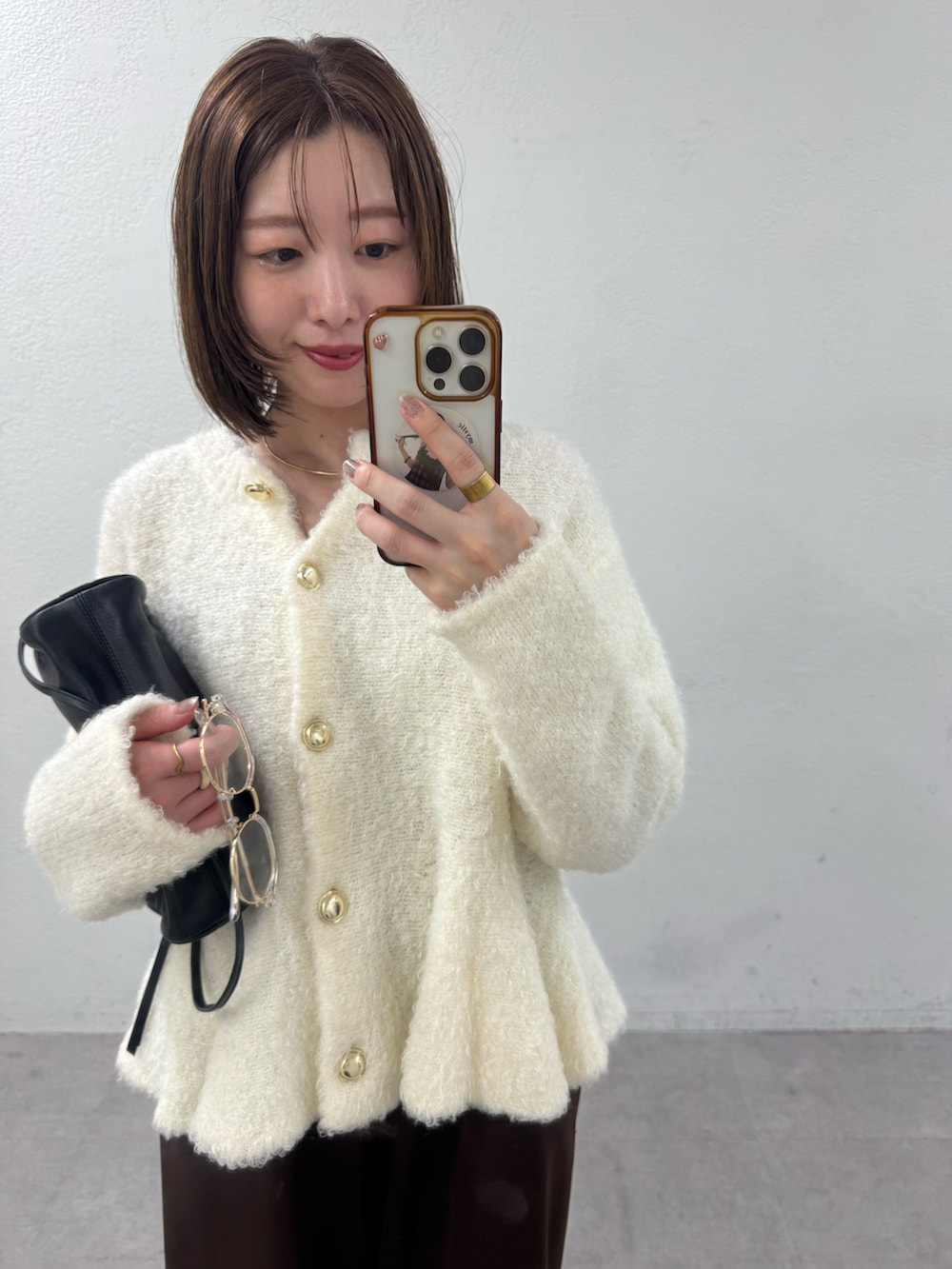 ホワイト系のカーディガン/ボレロ、ブラウン系のその他パンツを着用したレディースの夏コーディネートの3枚目の写真