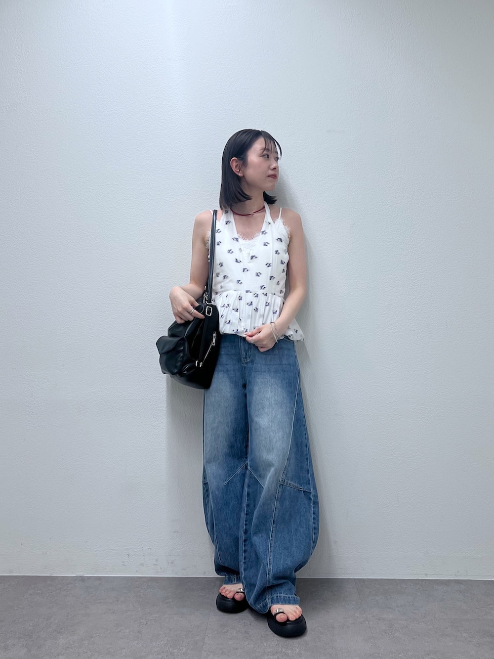 ブルー系のデニムパンツ、ホワイト系のシャツ/ブラウス、レッド系のネックレスを着用したレディースの春コーディネートの3枚目の写真