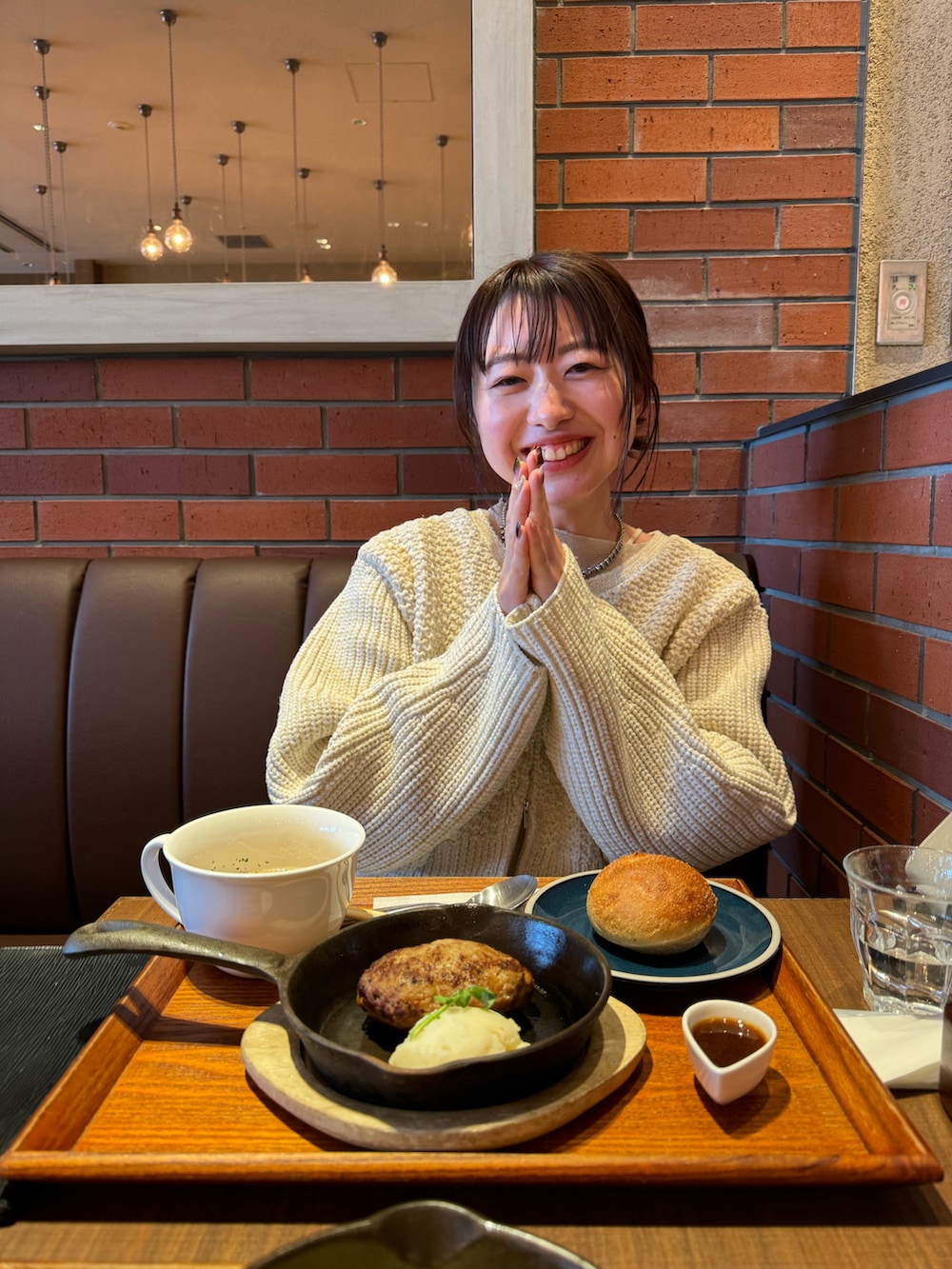 ホワイト系のカーディガン/ボレロを着用したレディースの冬コーディネートの2枚目の写真