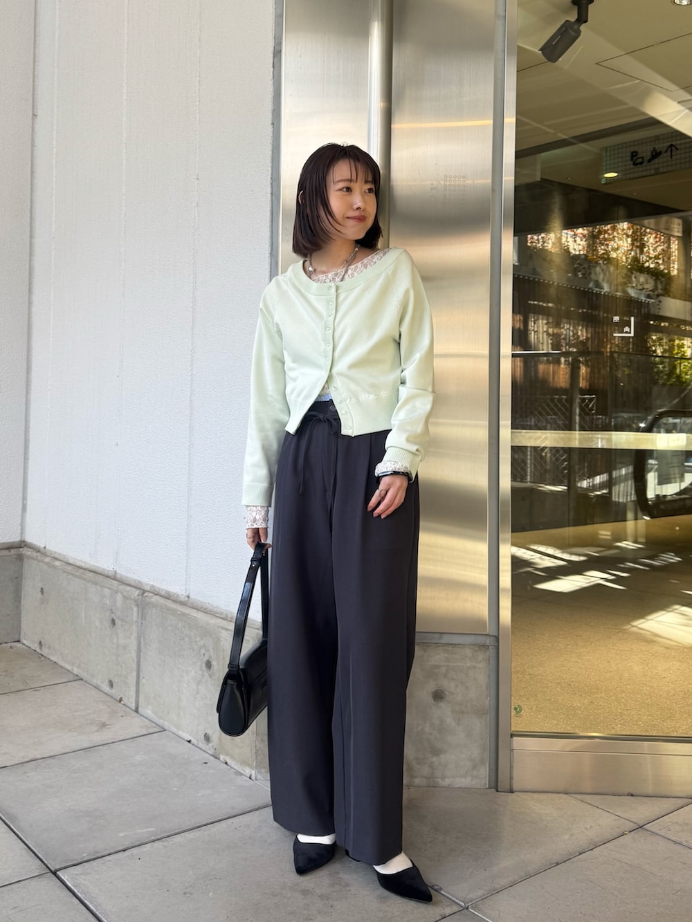 グリーン系のカーディガン/ボレロ、グレー系のその他パンツ、ホワイト系のTシャツ/カットソーを着用したレディースの冬コーディネートの2枚目の写真