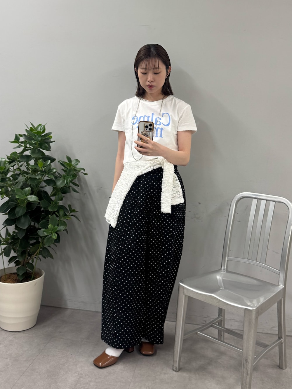 ホワイト系のパーカー、ブラック系のその他パンツ、ホワイト系のTシャツ/カットソーを着用したレディースの春コーディネートの2枚目の写真