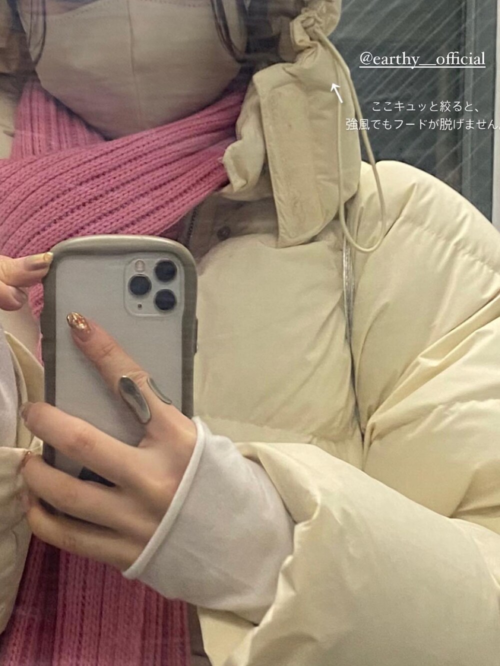 グレー系のニット/セーター、グレー系のスラックスを着用したレディースの冬コーディネートの3枚目の写真