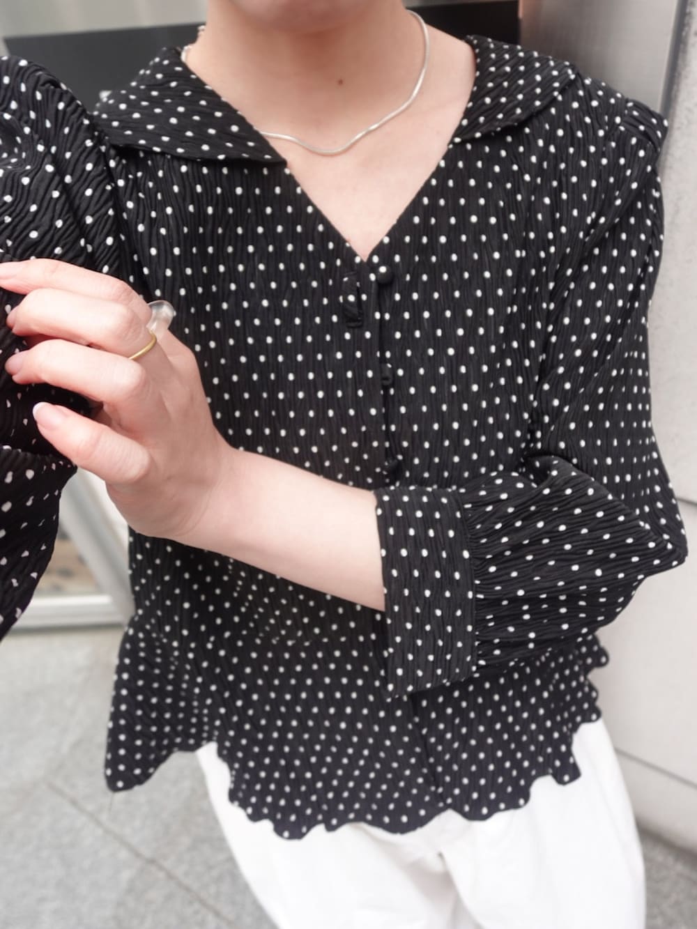 ブラック系のシャツ/ブラウス、ホワイト系のその他パンツを着用したレディースの冬コーディネートの5枚目の写真