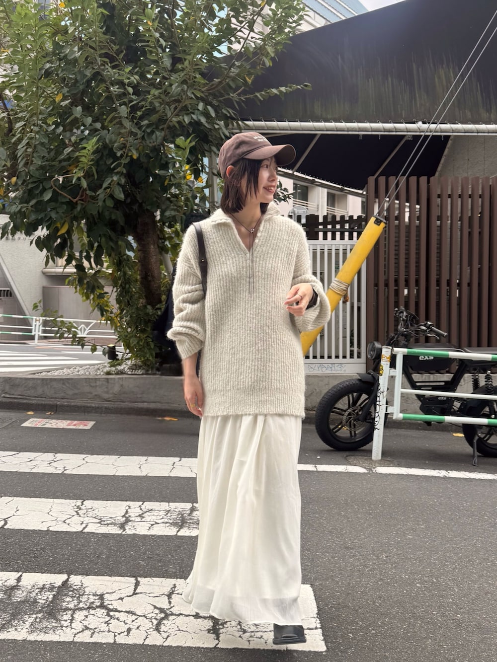 ホワイト系のワンピースを着用したレディースの秋コーディネートの2枚目の写真
