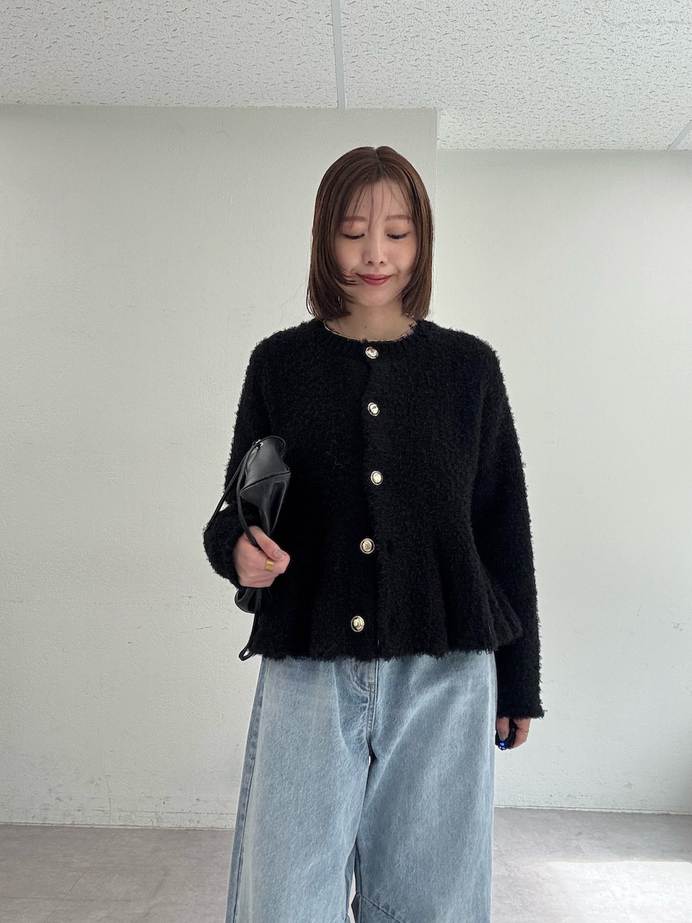 ブラック系のカーディガン/ボレロ、ブルー系のデニムパンツを着用したレディースの夏コーディネートの3枚目の写真