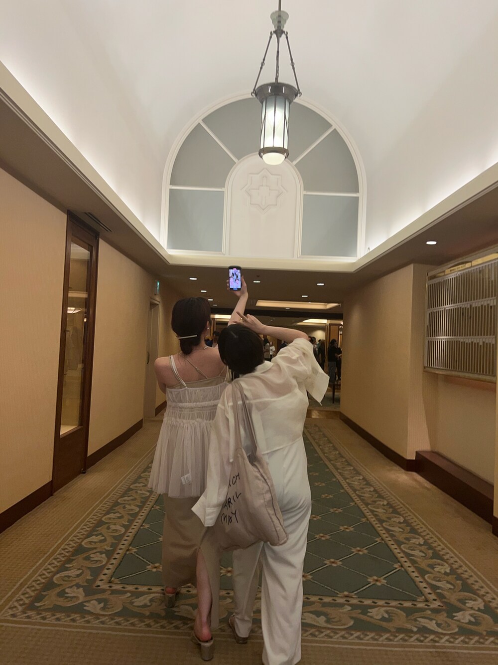 ホワイト系のキャミソール、ホワイト系のシャツ/ブラウスを着用したレディースの夏コーディネートの2枚目の写真