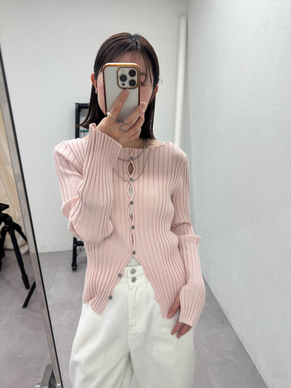 ピンク系のカーディガン/ボレロ、ホワイト系のデニムパンツを着用したレディースの冬コーディネートの2枚目の写真