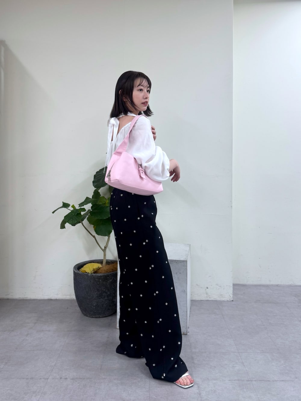 ブラック系のその他パンツ、ホワイト系のシャツ/ブラウスを着用したレディースの冬コーディネートの3枚目の写真