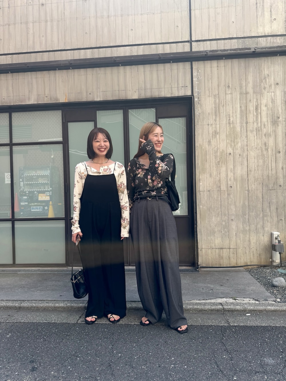 ホワイト系のTシャツ/カットソー、ブラック系のサロペット/オーバーオールを着用したレディースの夏コーディネートの3枚目の写真