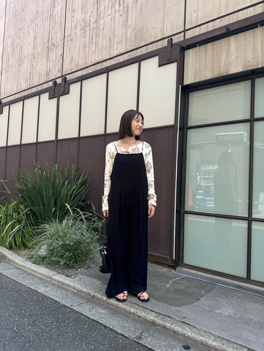 ホワイト系のTシャツ/カットソー、ブラック系のサロペット/オーバーオールを着用したレディースの夏コーディネートの2枚目の写真