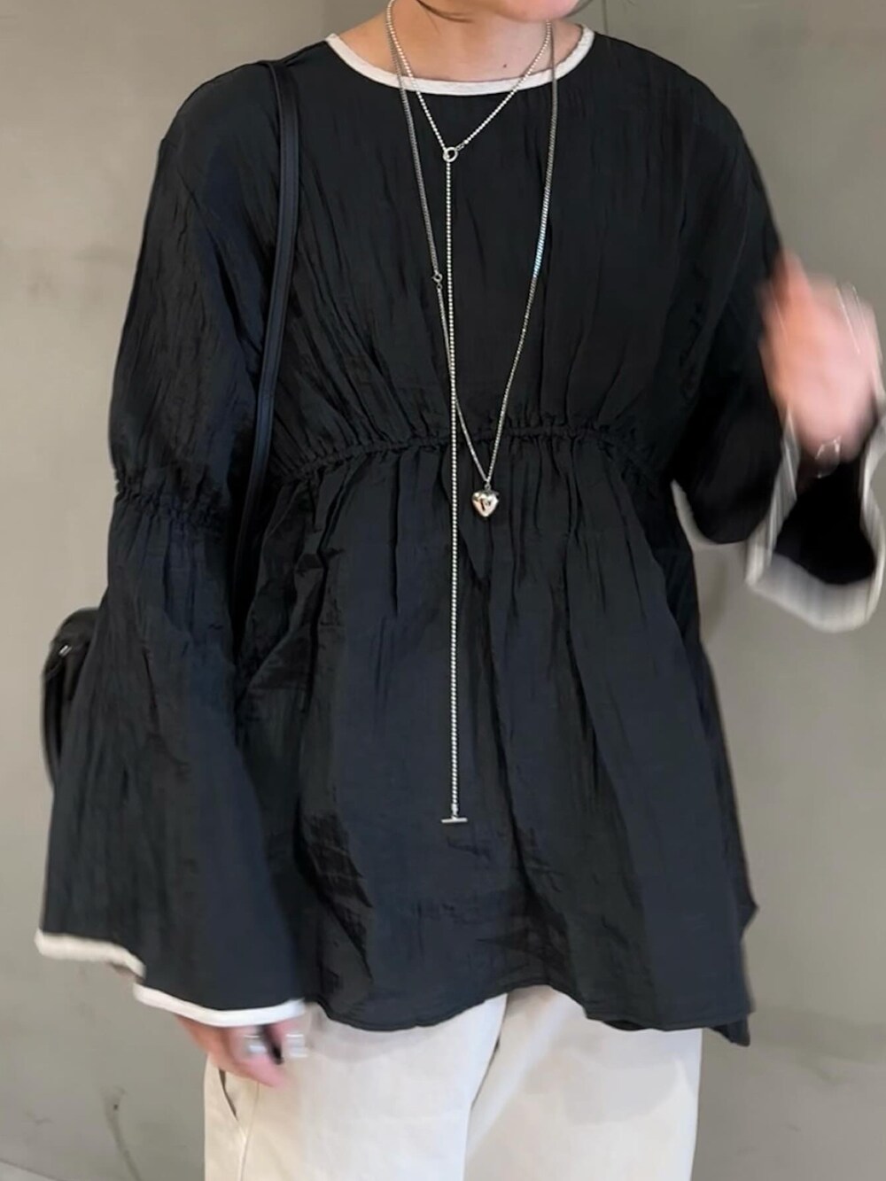 ホワイト系のその他パンツ、ホワイト系のパンプス、ブラック系のシャツ/ブラウスを着用したレディースの冬コーディネートの4枚目の写真