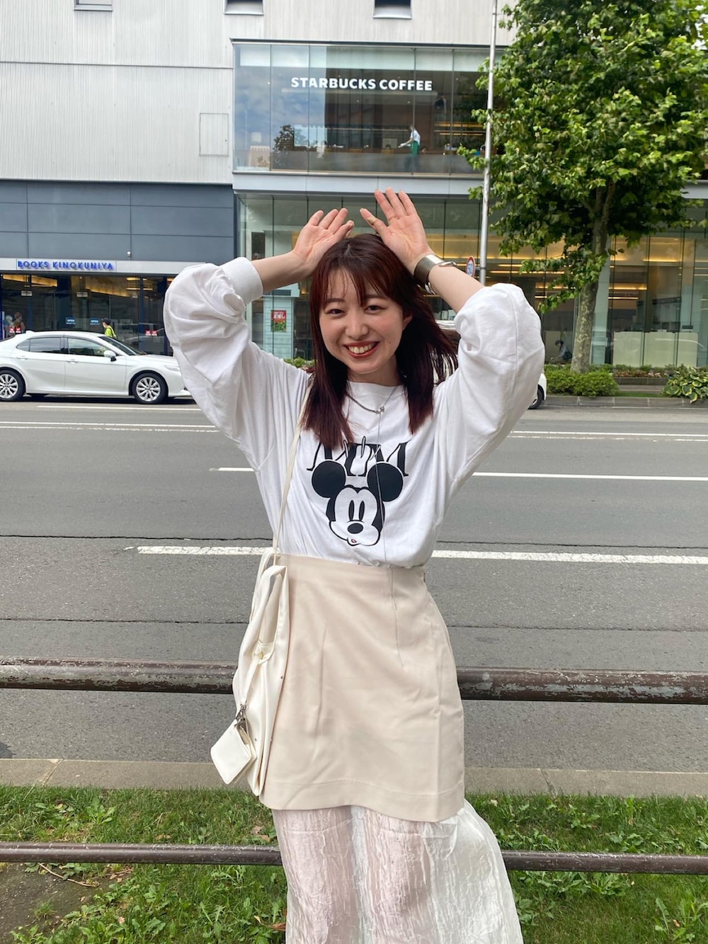 ホワイト系のTシャツ/カットソー、ホワイト系のスカート、ブラック系のブーツを着用したレディースの夏コーディネートの3枚目の写真