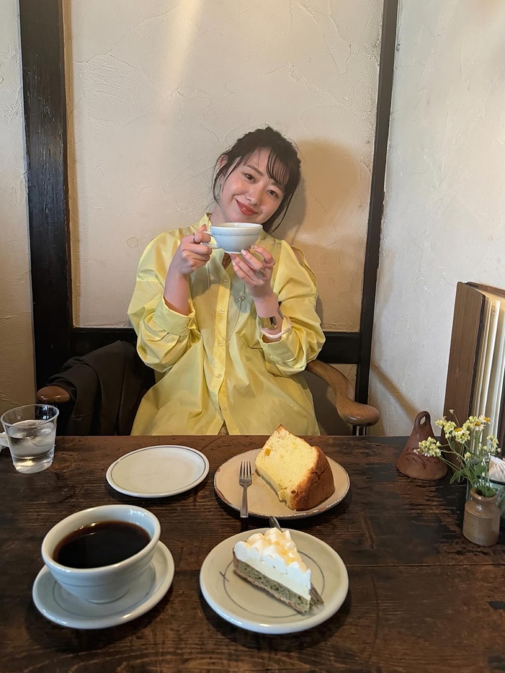 ブラウン系のその他アウター、オレンジ系のシャツ/ブラウスを着用したレディースの夏コーディネートの3枚目の写真