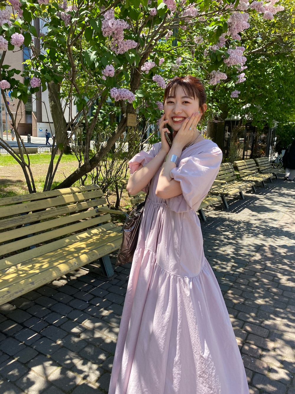 「おでかけコーデ、ラクチンコーデ、大人女子、ピンクワンピ、ドロストギャザーワンピース、ロングワンピース、ピンク、ピンクコーデ、ミスティック(mystic)、ミスティック」｜「mysticの【人気の為サイズ展開追加！】ノーカラー袖スリットジャケット（ノーカラージャケット、グレー系）」を使った、やっすーさん（レディース・158cm）の春コーディネートの2枚目の写真